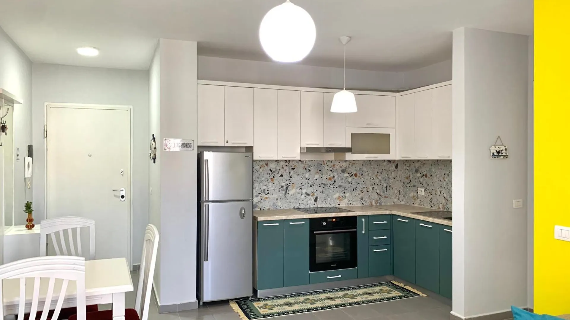 Merville_Beachfront Apartment Durrës 알바니아